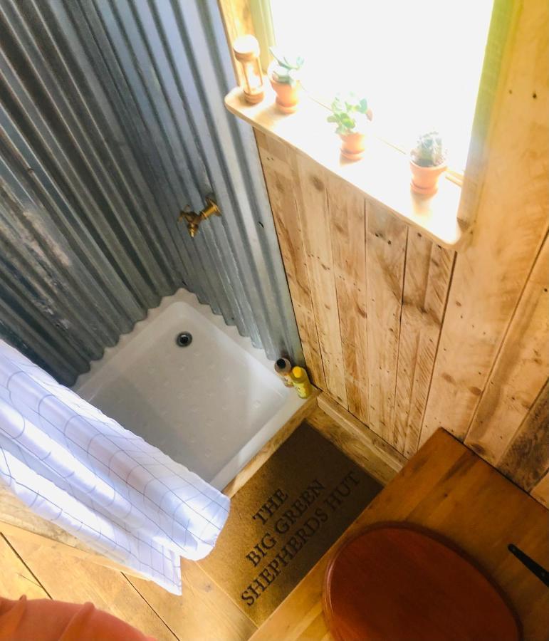 The Big Green Shepherds Hut Charlwood Εξωτερικό φωτογραφία