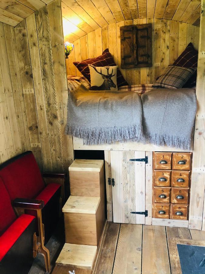 The Big Green Shepherds Hut Charlwood Εξωτερικό φωτογραφία