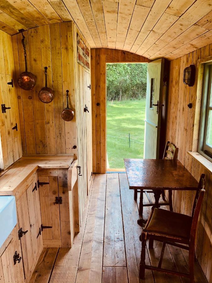 The Big Green Shepherds Hut Charlwood Εξωτερικό φωτογραφία