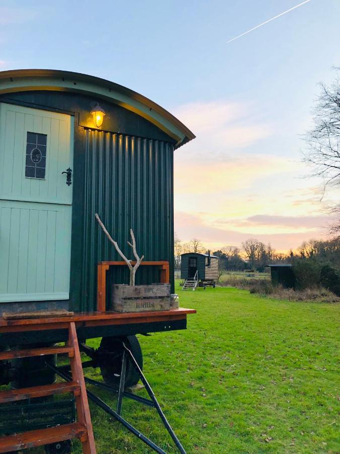 The Big Green Shepherds Hut Charlwood Εξωτερικό φωτογραφία