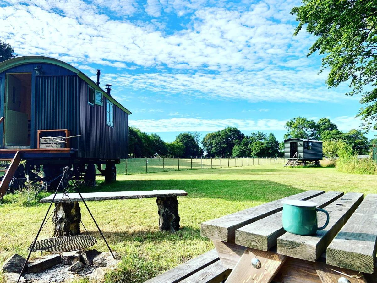The Big Green Shepherds Hut Charlwood Εξωτερικό φωτογραφία