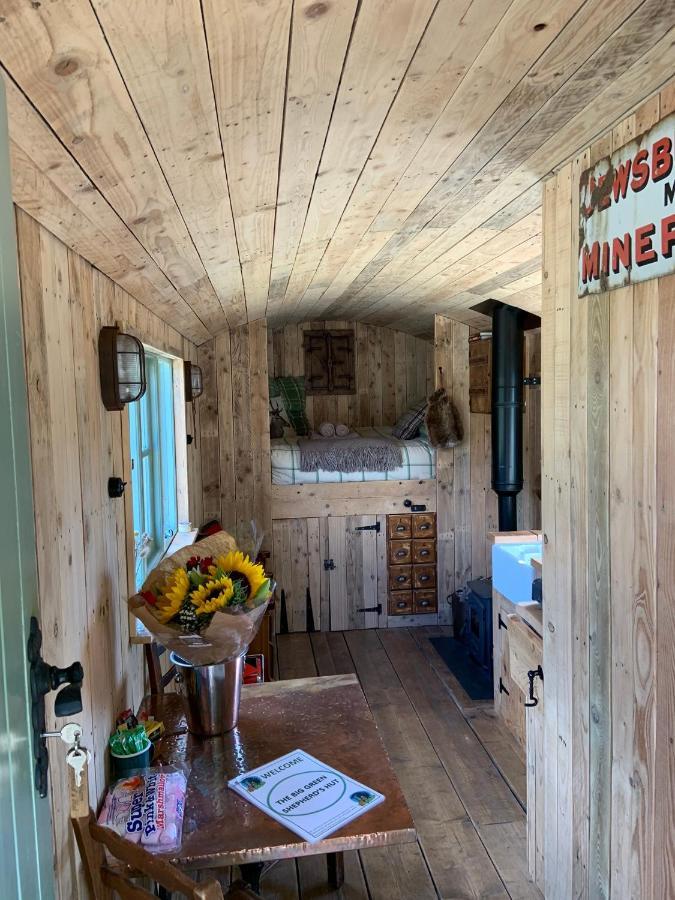 The Big Green Shepherds Hut Charlwood Εξωτερικό φωτογραφία